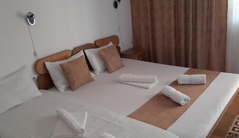 اتاق استاندارد سه نفره, Timona Camere De închiriat