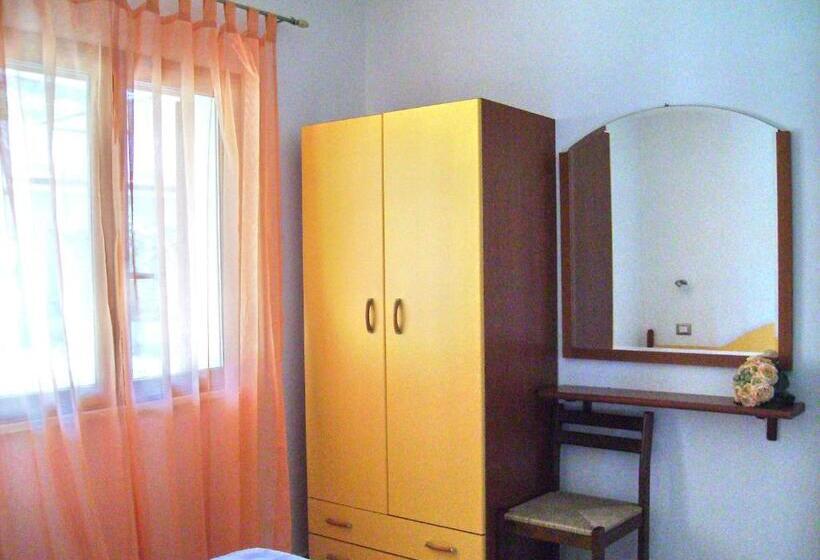 带1个卧室的带海景的公寓, Residenza Marinella