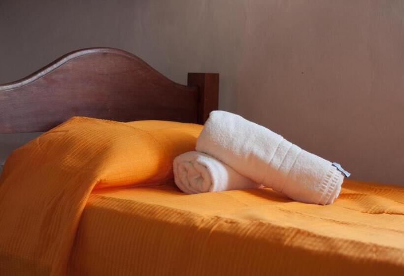 复式房间, Valeria Green