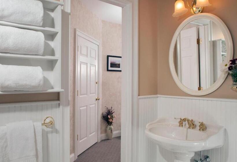 جناح سرير كينج, Wolf Cove Inn