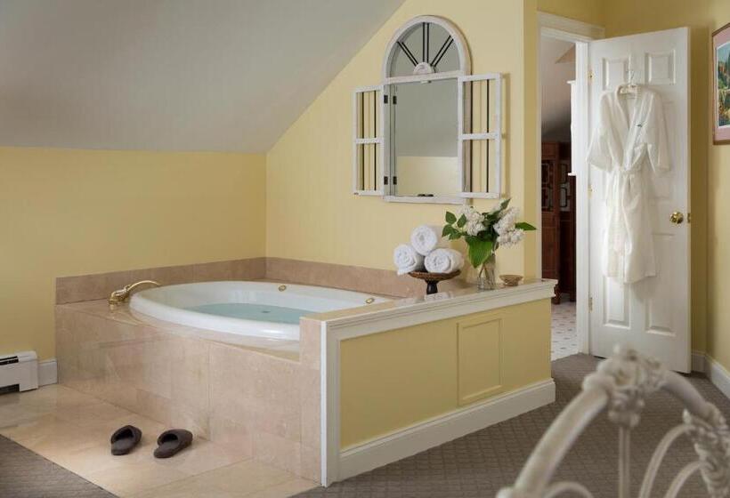 جناح سرير كينج, Wolf Cove Inn