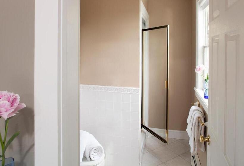 غرفة قياسية سرير ملكى, Wolf Cove Inn