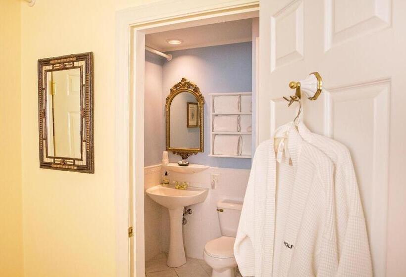 غرفة قياسية سرير ملكى, Wolf Cove Inn