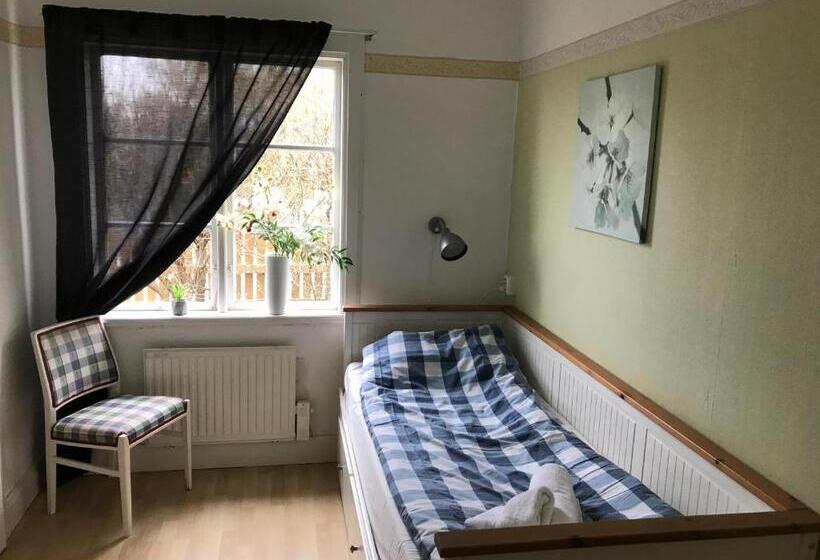 חדר משפחתי, Hallandsgården Mellbystrand