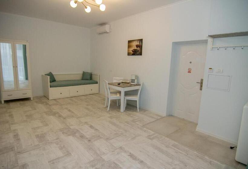 プールの見える１ベッドルームアパートメント, Marailis Mangalia