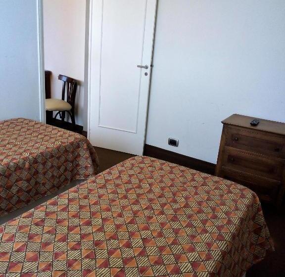 패밀리 룸 공용 욕실, Tejas Rojas