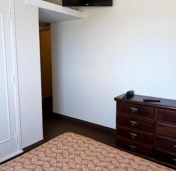 패밀리 룸 공용 욕실, Tejas Rojas