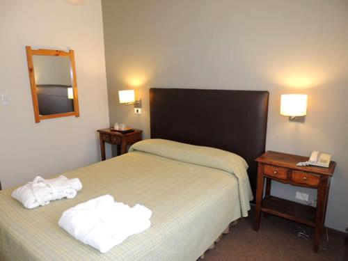 이코노미 룸, Tejas Rojas