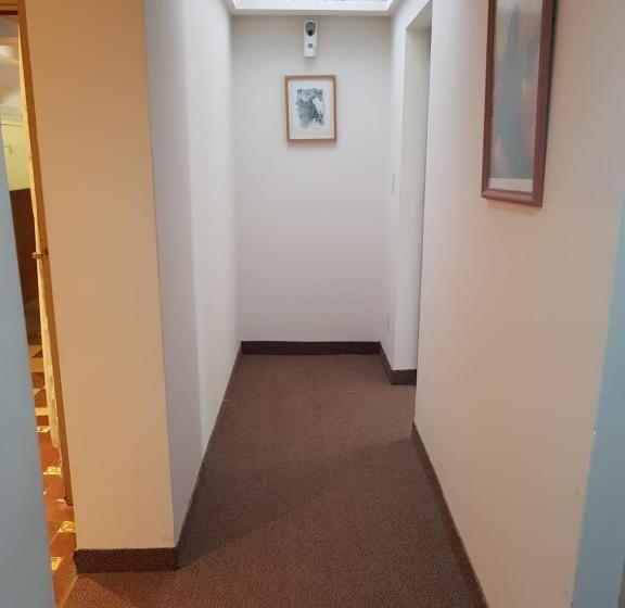 이코노미 룸, Tejas Rojas