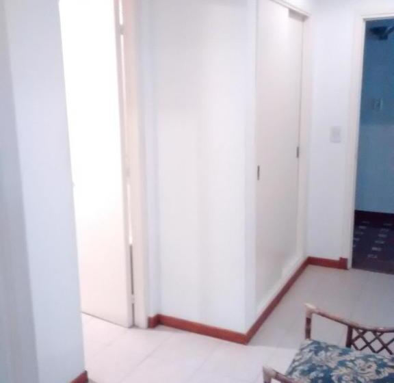 패밀리 룸, Tejas Rojas