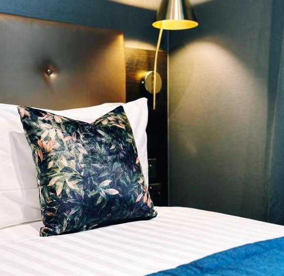 غرفة قياسية, The House On Warwick