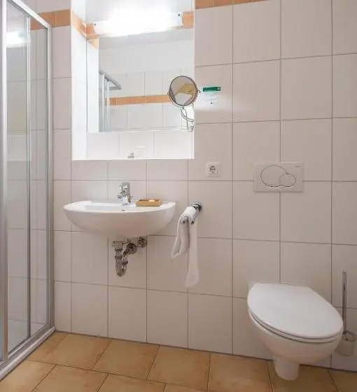 Standard Yhden Hengen Huone, Waldbothgut