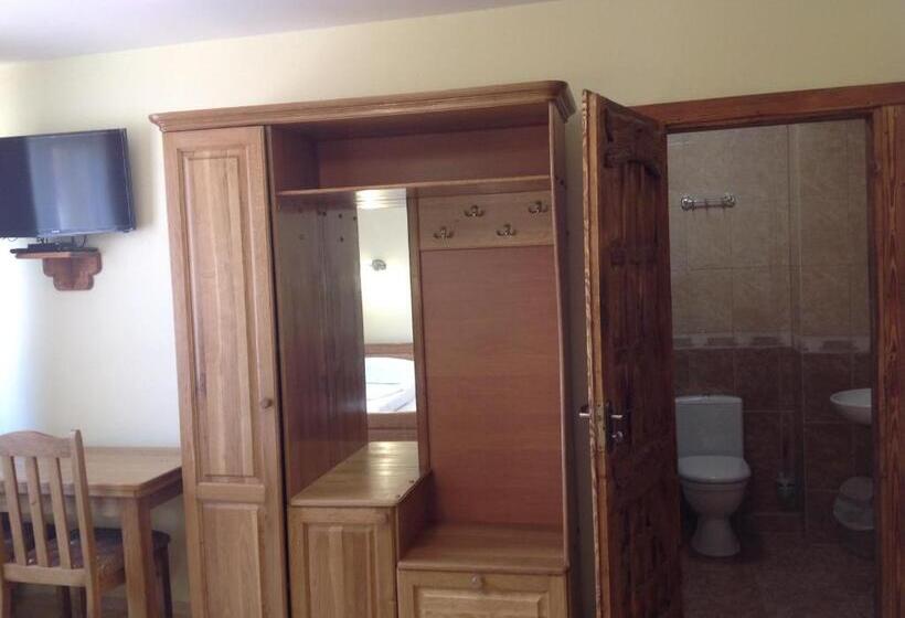 سوئیت جونیور با چشم‌انداز کوهستان, гостинний двір стефані