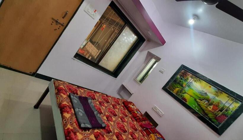 Pokój Rodzinny, Adarsh Niwas