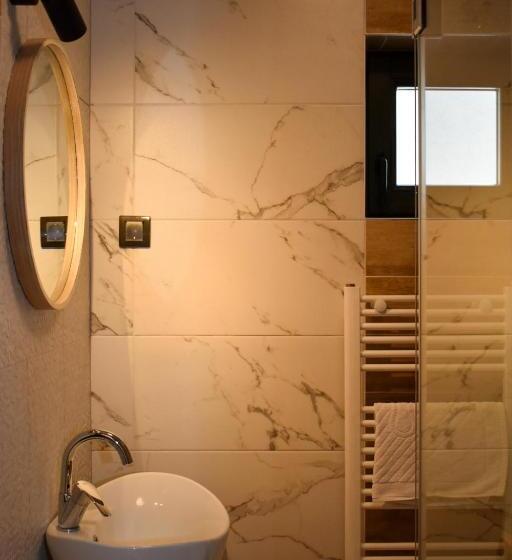 اتاق خانوادگی با چشم‌انداز کوه, Rajska Vrata