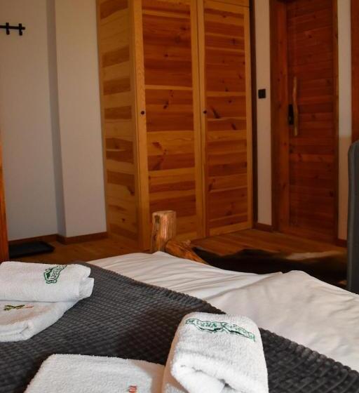 اتاق خانوادگی با چشم‌انداز کوه, Rajska Vrata