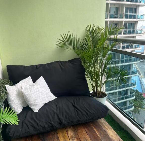 اتاق استاندارد با بالکن, Azure Paranaque Staycation