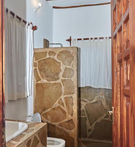 اتاق لوکس با تخت بزرگ, Beach Way Villa