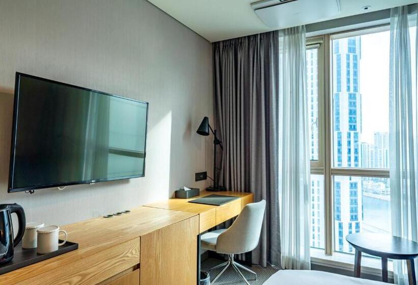 デラックスルーム, Centum Business