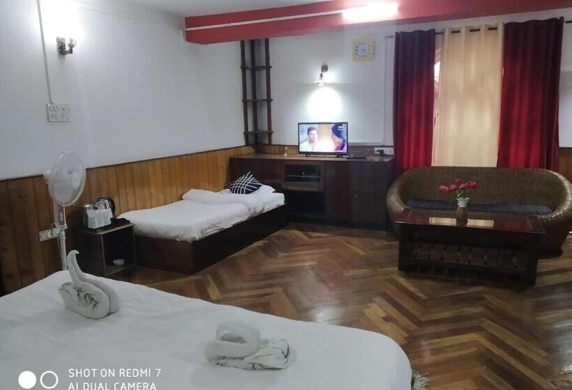 スタンダードトリプルルーム, Tashi Norling Near Mall Road