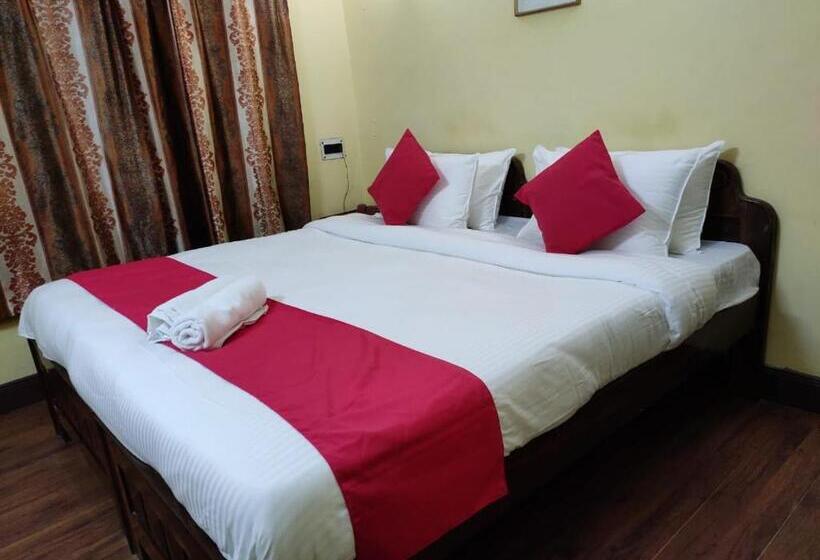 スタンダードルーム, Tashi Norling Near Mall Road