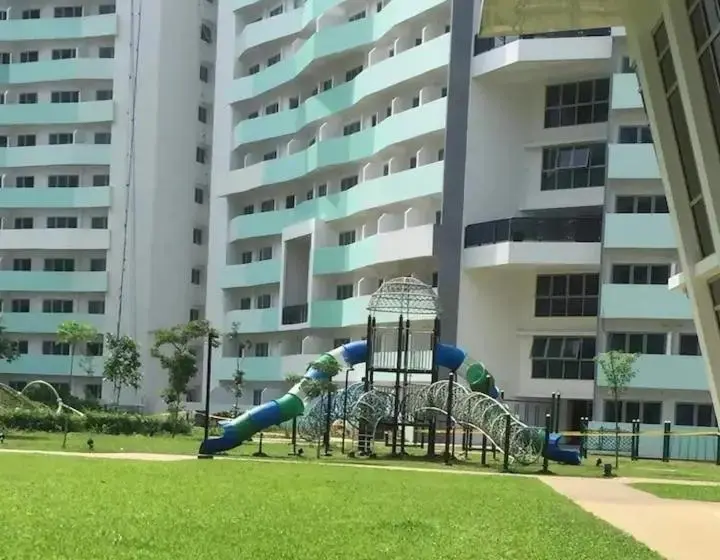 استودیو استاندارد با بالکن, Studio Condo Unit   The Residences @ Commonwealth Qc