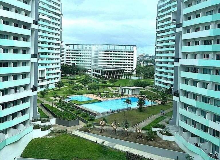 استودیو استاندارد با بالکن, Studio Condo Unit   The Residences @ Commonwealth Qc