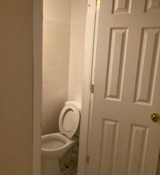 سوییت, Queen Bed With Private Ensuite Bathroom In Lakeview   3d