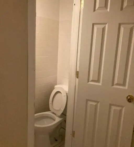 Sviitti, Queen Bed With Private Ensuite Bathroom In Lakeview 3d