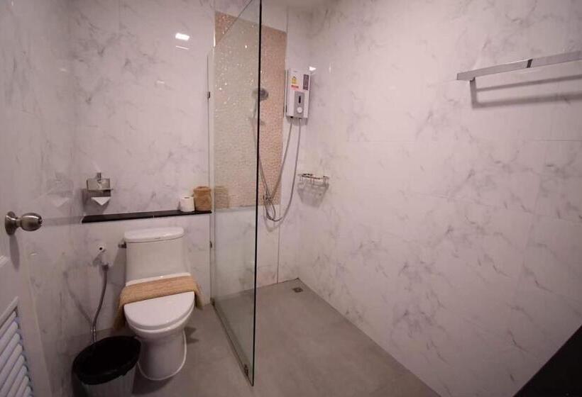 غرفة قياسية ثلاثية مزودة بتراس, พาราไดซ์รีสอร์ต สังขละบุรี Paradise Resort At Sangkhlaburi