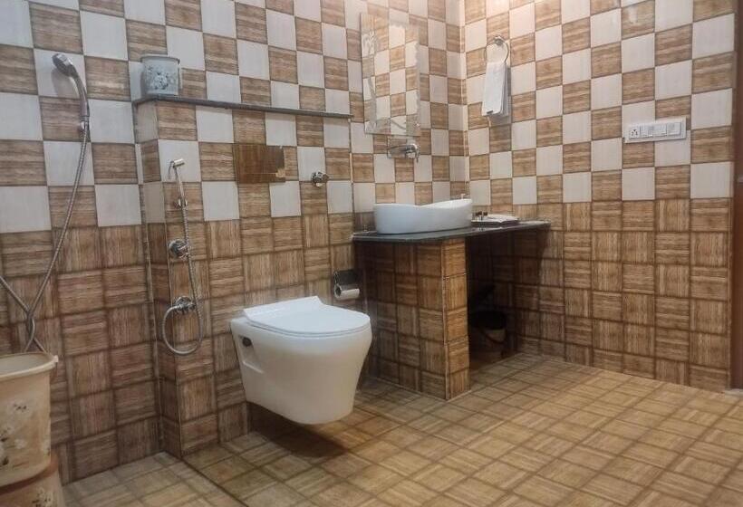 חדר משפחתי, Great Tiger Resort