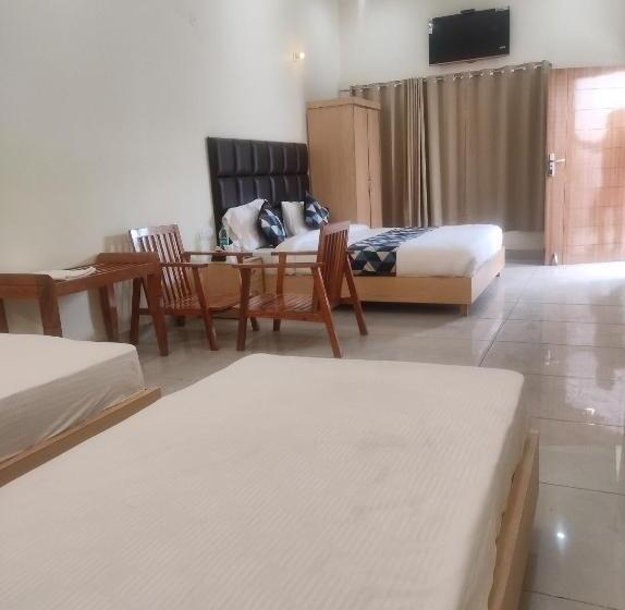 חדר משפחתי, Great Tiger Resort