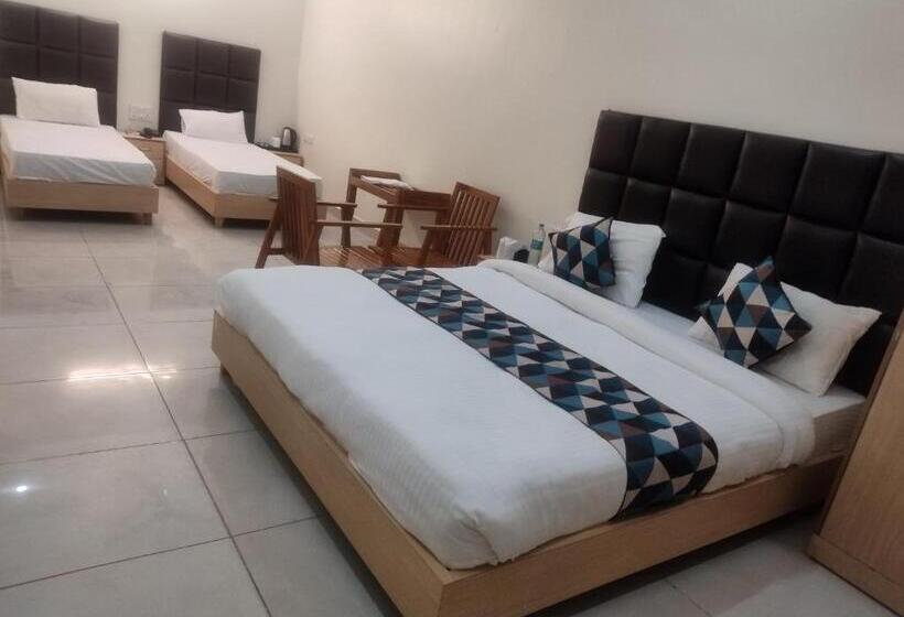 חדר משפחתי, Great Tiger Resort