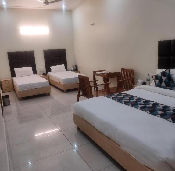 חדר משפחתי, Great Tiger Resort