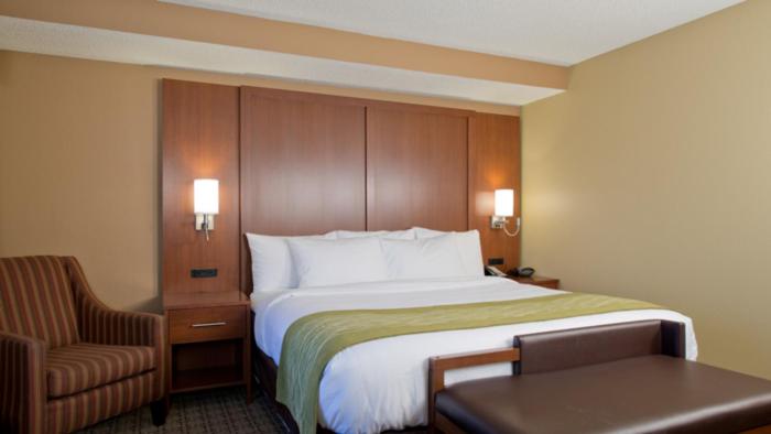 Президентский Люкс, Russell Inn And Suites