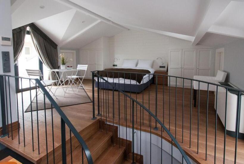 Люкс Кровать Кинг, La Casa Pera Suites