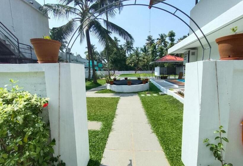 Standard Triple Room with Balcony, The Reds Heritage