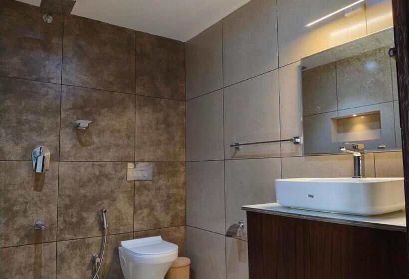 Standard Triple Room with Balcony, The Reds Heritage