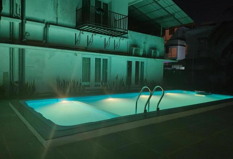 Standard Triple Room with Balcony, The Reds Heritage