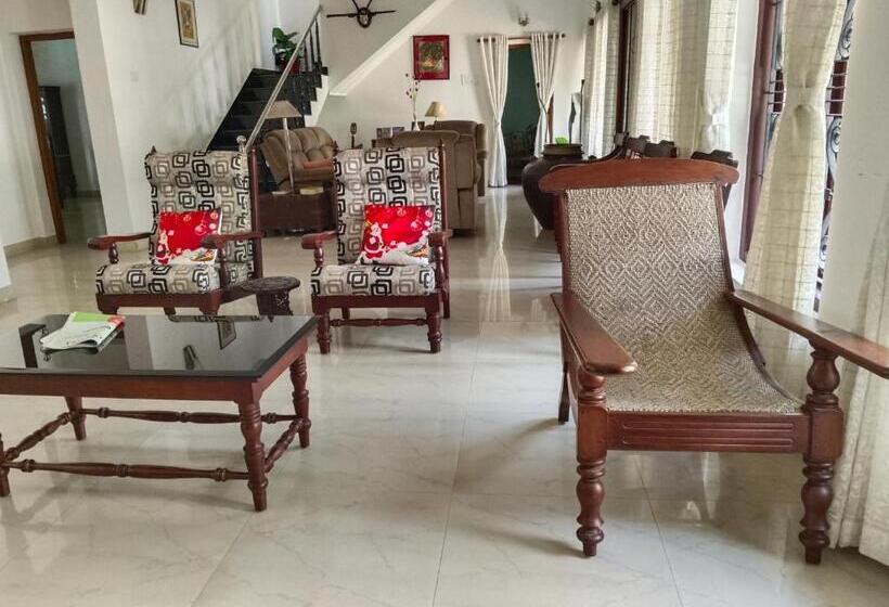 Standard Triple Room with Balcony, The Reds Heritage