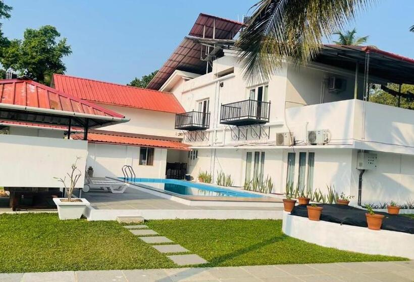 Standard Room with Balcony, The Reds Heritage