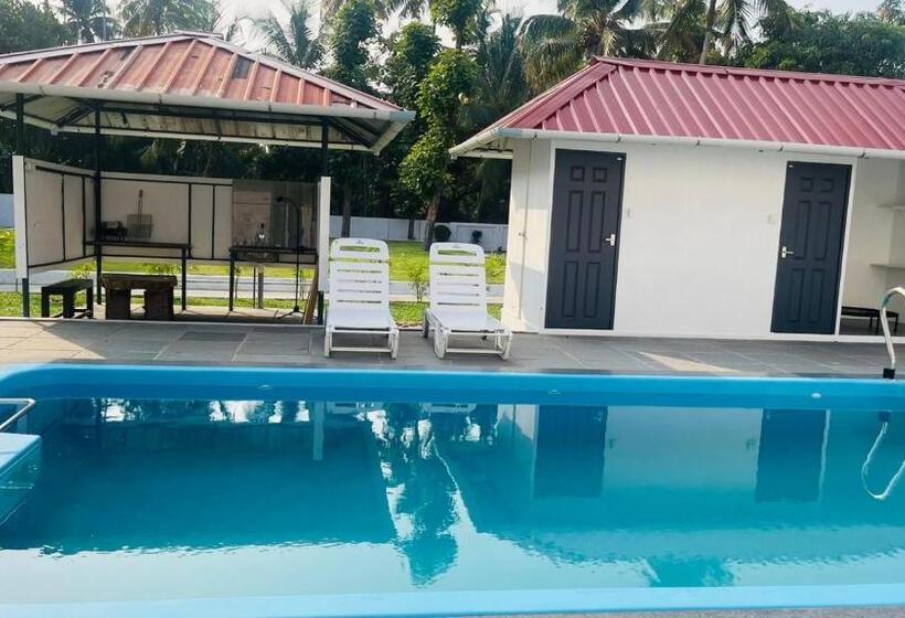 Standard Room Pool View, The Reds Heritage
