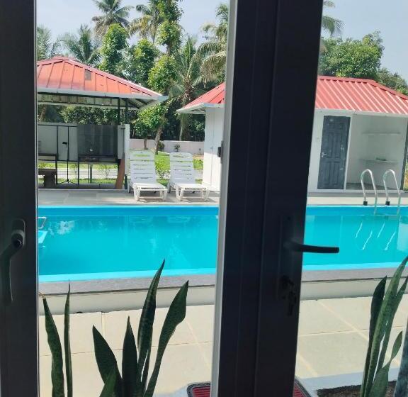 Standard Room Pool View, The Reds Heritage