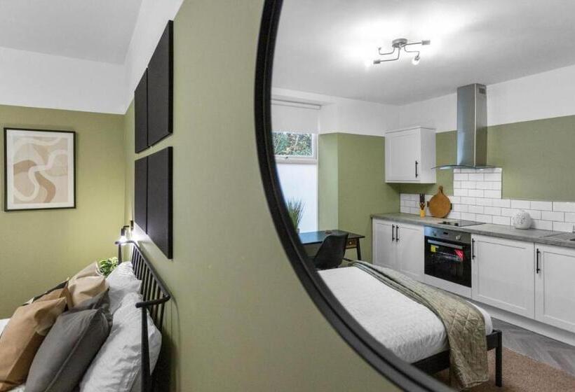 إستوديو قياسى, Birkenhead Apart