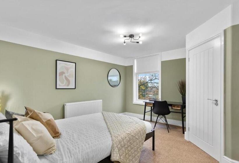 جناح جونيور مطل على الحديقة, Birkenhead Apart