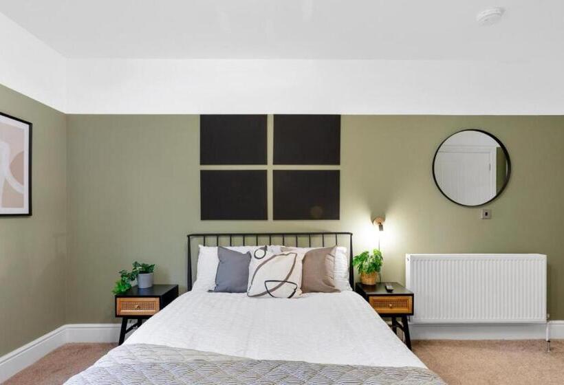 جناح جونيور مطل على الحديقة, Birkenhead Apart