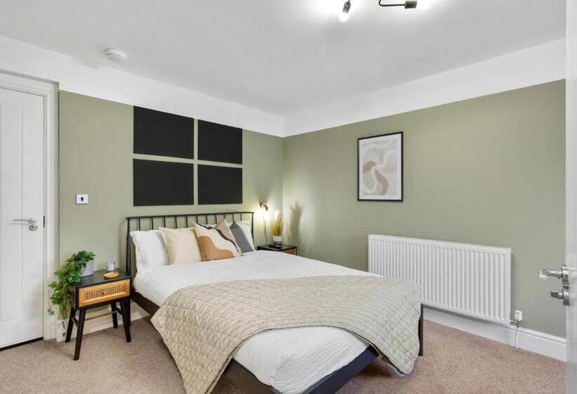 جناح جونيور مطل على الحديقة, Birkenhead Apart