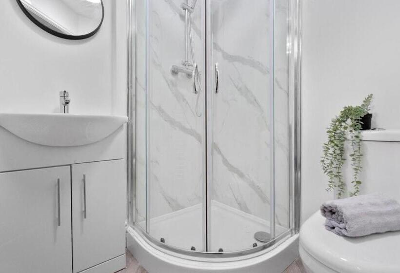 إستوديو قياسى مزودة بتراس, Birkenhead Apart