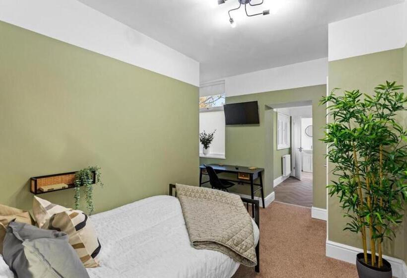 إستوديو قياسى مزودة بتراس, Birkenhead Apart