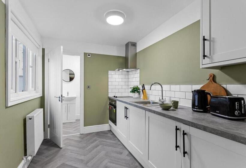 إستوديو قياسى مزودة بتراس, Birkenhead Apart